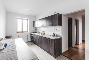 Full-size fridge, microwave, oven, stovetop