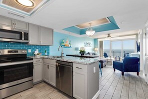 Jääkaappi, mikroaaltouuni, liesi, astianpesukone