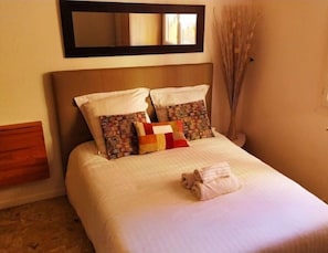 Tabla de planchar con plancha, wifi gratis y ropa de cama