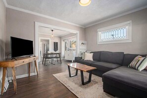 TV, offices - 3BR Home in the Heart of Waldo|TrolleyTrail (Kansas City)