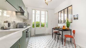 Een koelkast, een microgolfoven, een oven, een kookplaat