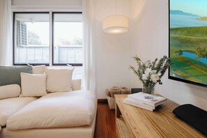 4 soverom, skrivebord, strykejern/-brett og reiseseng for barn