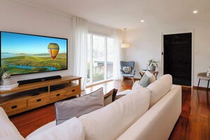 Een televisie en een kantoor