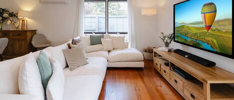 Télévision, livres, espaces bureaux