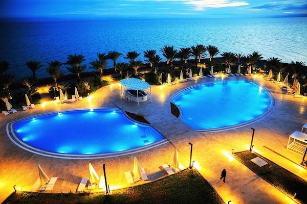 Una piscina techada, 2 piscinas al aire libre, sombrillas