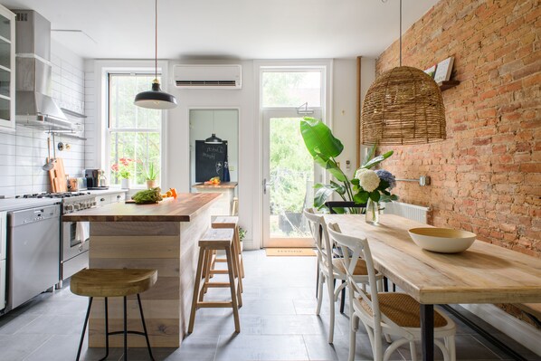 Fridge, microwave, oven, stovetop - Luxury Boutique Townhouse with beautiful garden, Cobble Hill, Brooklyn (Brooklyn)