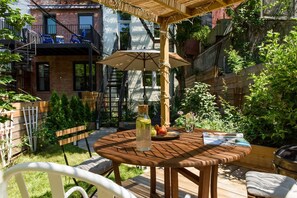Outdoor dining - Luxury Boutique Townhouse with beautiful garden, Cobble Hill, Brooklyn (Brooklyn)