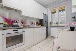 オーブン、食器洗い機、電気ポット、調理器具と食器