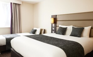 Quarto duplo | Escrivaninha, Wi-Fi de cortesia, roupa de cama