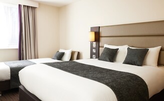 Escritorio, wifi gratis y ropa de cama