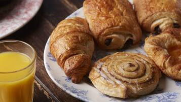 Se ofrece un desayuno inglés todos los días (9.00 GBP por persona)