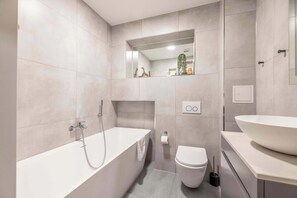 Ducha, secador de pelo y toallas