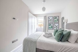 2 habitaciones, tabla de planchar con plancha, cuna de viaje y wifi 