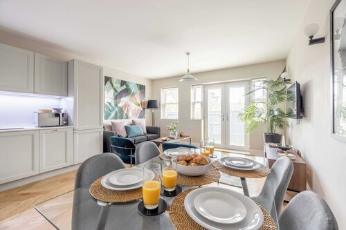 Modern 2 Bed Oasis -Parking & Garden - By Tempstay