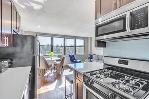 Coffee/tea maker, fridge, oven, stovetop