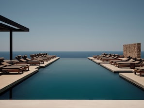 Seasonal outdoor pool, pool umbrellas, sun loungers - Gundari (Folegandros)