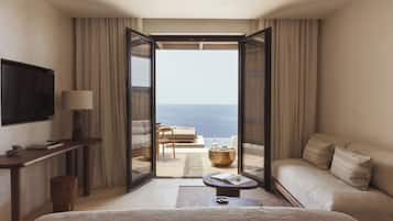 Executive Cave Suite with Outdoor Private Pool and Sea View | Minibaari, tallelokero huoneessa, pimennysverhot, silitysrauta/-lauta
