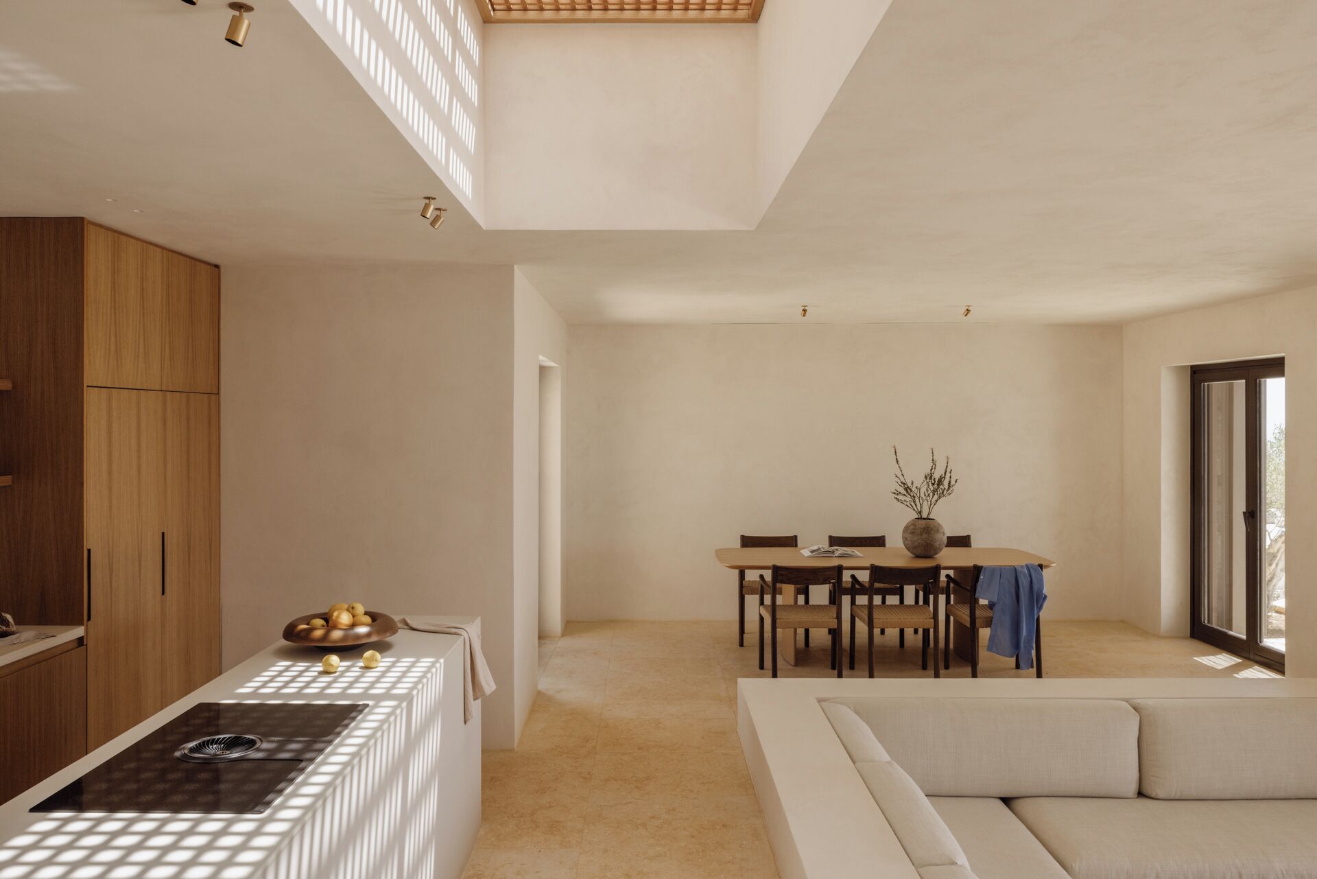 Un espace de vie moderne comprenant une cuisine, un coin repas et un canapé.