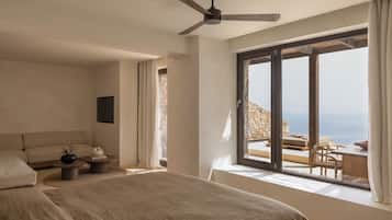 Superior Cave Suite with Outdoor Private Pool and Sea View | 1 habitación, minibar y caja de seguridad en la habitación