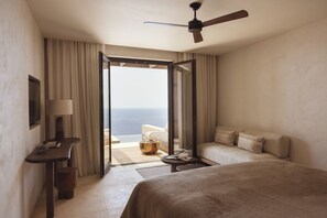 Executive Cave Suite with Outdoor Private Pool and Sea View | Minibar, caja de seguridad en la habitación y cortinas blackout 