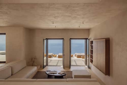 Cliff Front Three-Bedroom Villa with Outdoor Private Pool and Sea View | Minibar, caja fuerte, cortinas opacas y tabla de planchar con plancha