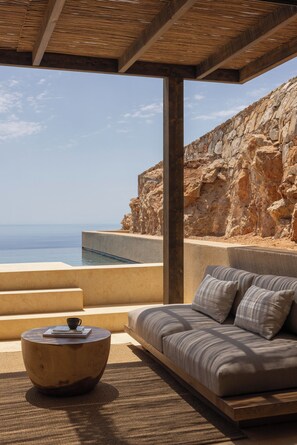 Deluxe Cave Suite with Outdoor Private Pool and Sea View | Minibar, caja de seguridad en la habitación y cortinas blackout 