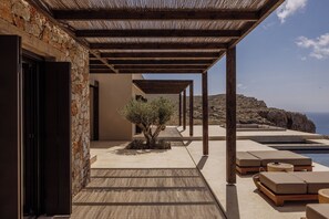 Minibar, caja de seguridad en la habitación y cortinas blackout 