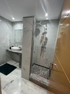 Apartament | Bany | Dutxa, assecador de cabells i tovalloles