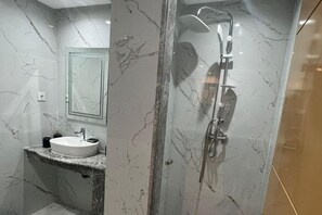 Shower, hair dryer, towels - Charming 1-bed Room Apartment in Marrakech (Marrakech)