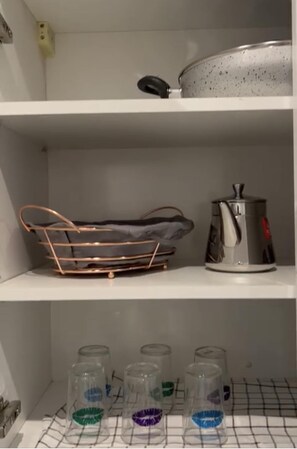 Apartament | Cuina privada | Frigorífic, microones, forn i bullidora elèctrica