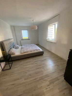 4 多间卧室、熨斗/熨衣板、WiFi、床单