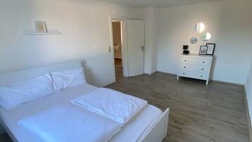 4 bedrooms, iron/ironing board, WiFi, bed sheets