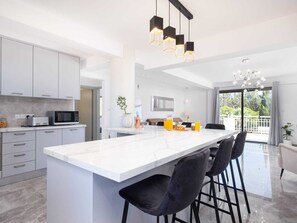 Fridge, microwave, oven, stovetop - Marble Heights Residence by Nomads (Kouklia)