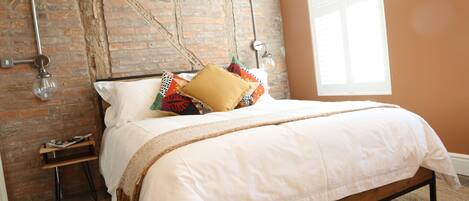 1 habitación, sistema de insonorización y tabla de planchar con plancha