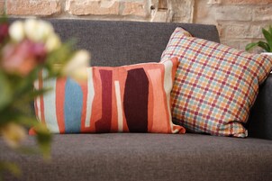 1 habitación, sistema de insonorización y tabla de planchar con plancha 