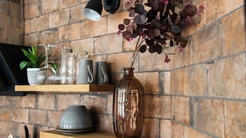 1 habitación, sistema de insonorización y tabla de planchar con plancha