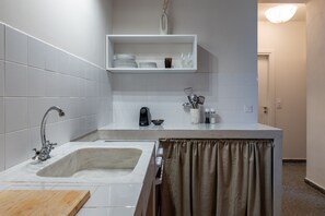 Kühlschrank, Ofen, Geschirrspüler, Wasserkocher mit Kaffee-/Teezubehör