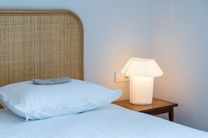1 habitación, tabla de planchar con plancha, wifi gratis y ropa de cama 