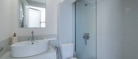 Douche, serviettes fournies