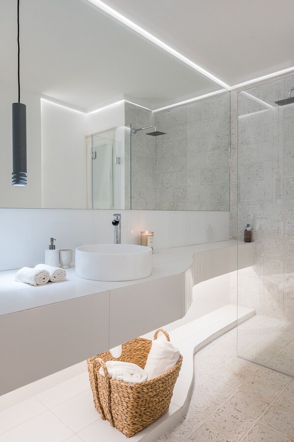 Shower, hair dryer, towels - Zelda - An Urban Oasis (Athens)