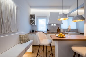 Réfrigérateur, four, lave-vaisselle, cafetière/bouilloire