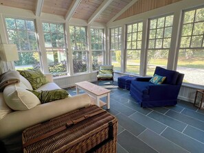 TV, peis, bøker og kontorer