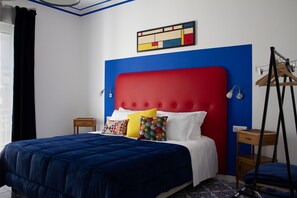 1 soverom, safe på rommet, skrivebord og reiseseng for barn