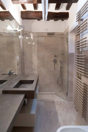 Kostenlose Toilettenartikel, Handtücher