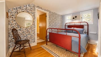 4 bedrooms, desk, WiFi (free), bed sheets