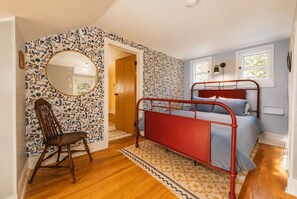 4 bedrooms, desk, WiFi (free), bed sheets