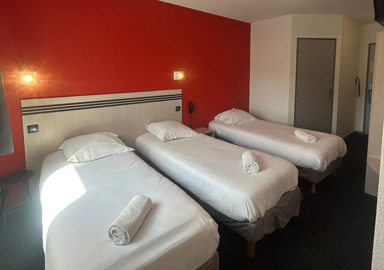 Triple Room | Desk, soundproofing, free WiFi, bed sheets