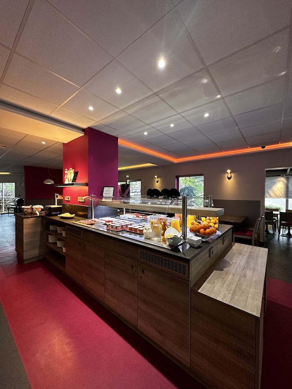 Päivittäinen aamiainen maksusta