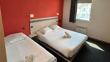 Driepersoonskamer | Een bureau, geluiddichte muren, gratis wifi, beddengoed