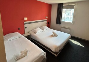 Habitación triple | Escritorio, insonorización, wifi gratis y ropa de cama 